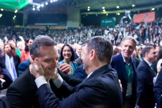 Συνέδριο ΠΑΣΟΚ: Η αγκαλιά Ανδρουλάκη - Δούκα, ο Βενιζέλος, ο Παπανδρέου και ο Λαλιώτης [εικόνες - βίντεο]